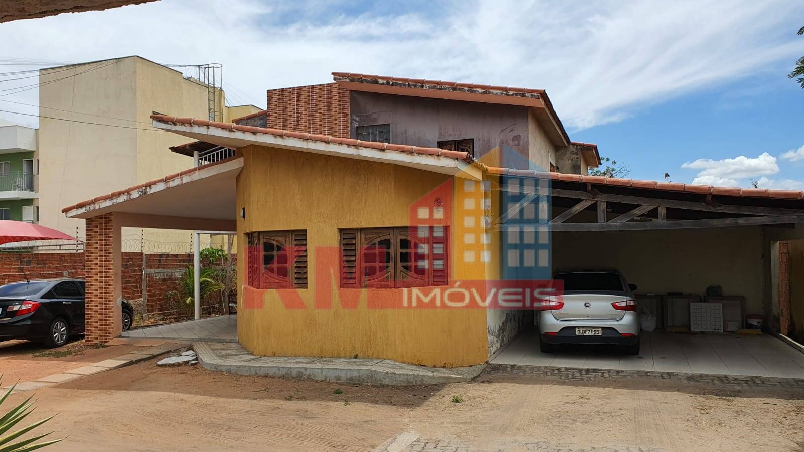 Casa à venda com 6 quartos, 323m² - Foto 1