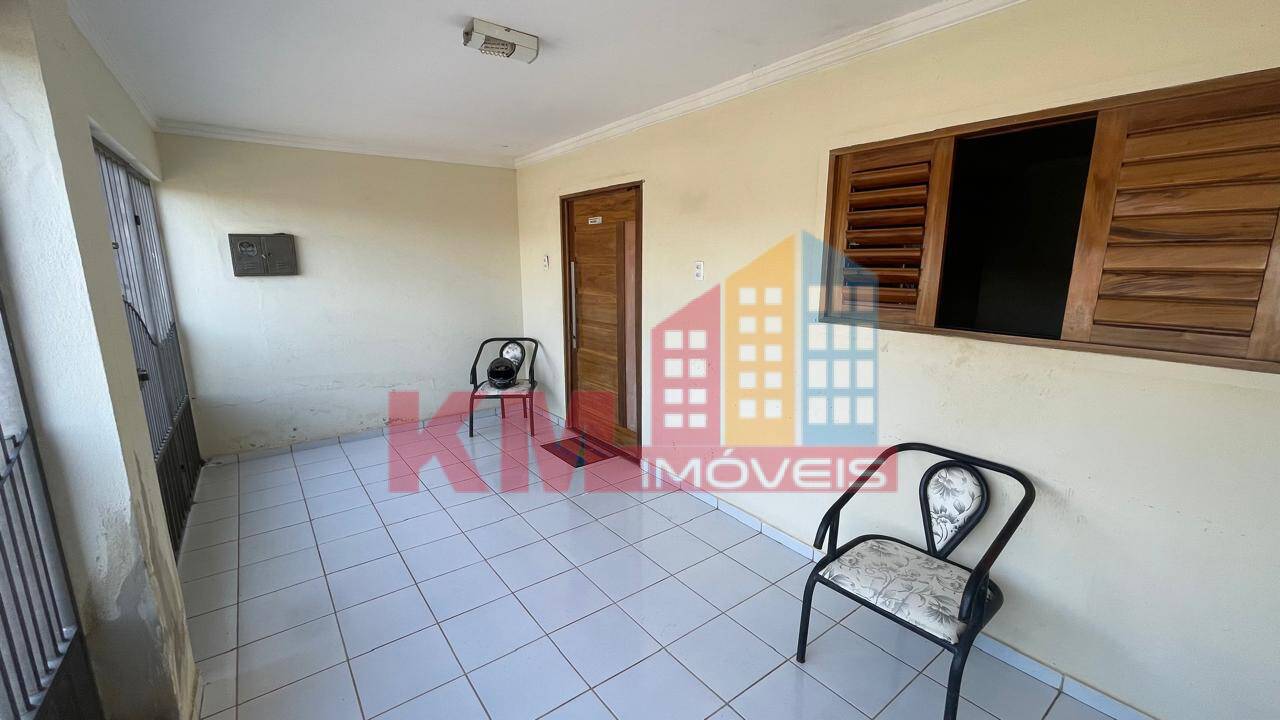 Casa à venda com 4 quartos, 250m² - Foto 1