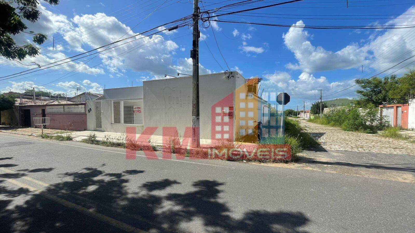 Casa à venda e aluguel com 3 quartos, 100m² - Foto 1