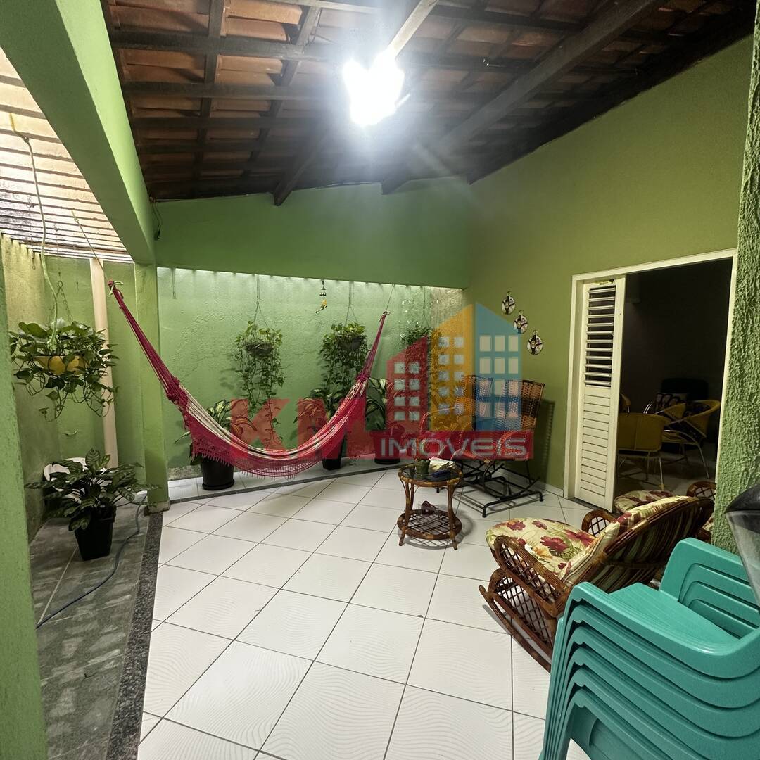 Casa à venda com 3 quartos, 200m² - Foto 1